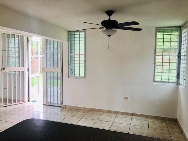 Vendido Recientemente: $185,500 (4 camas, 2 baños, 2130 Pies cuadrados)