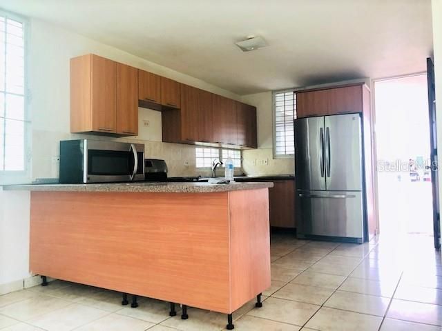 Vendido Recientemente: $185,500 (4 camas, 2 baños, 2130 Pies cuadrados)