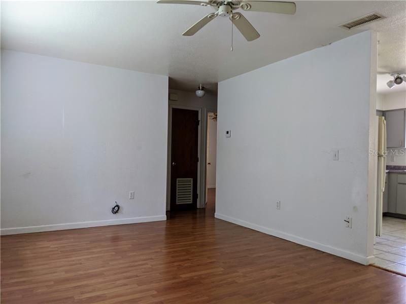 Recently Rented: $950 (2 beds, 1 baths, 875 Square Feet)