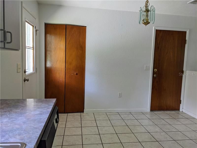 Recently Rented: $950 (2 beds, 1 baths, 875 Square Feet)
