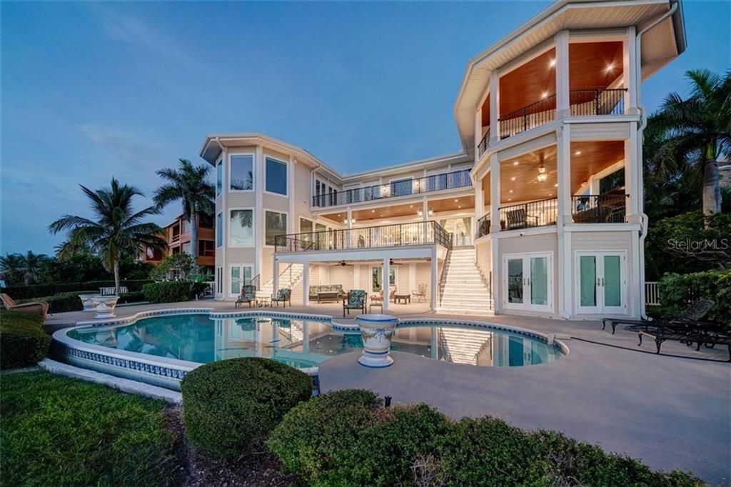 Recently Sold: $5,495,000 (5 beds, 5 baths, 9184 Square Feet)