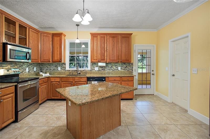 Great kitchen with plenty of space for baking and food prep ~