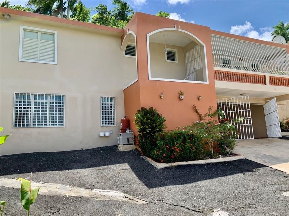 Vendido Recientemente: $195,000 (3 camas, 3 baños, 2500 Pies cuadrados)