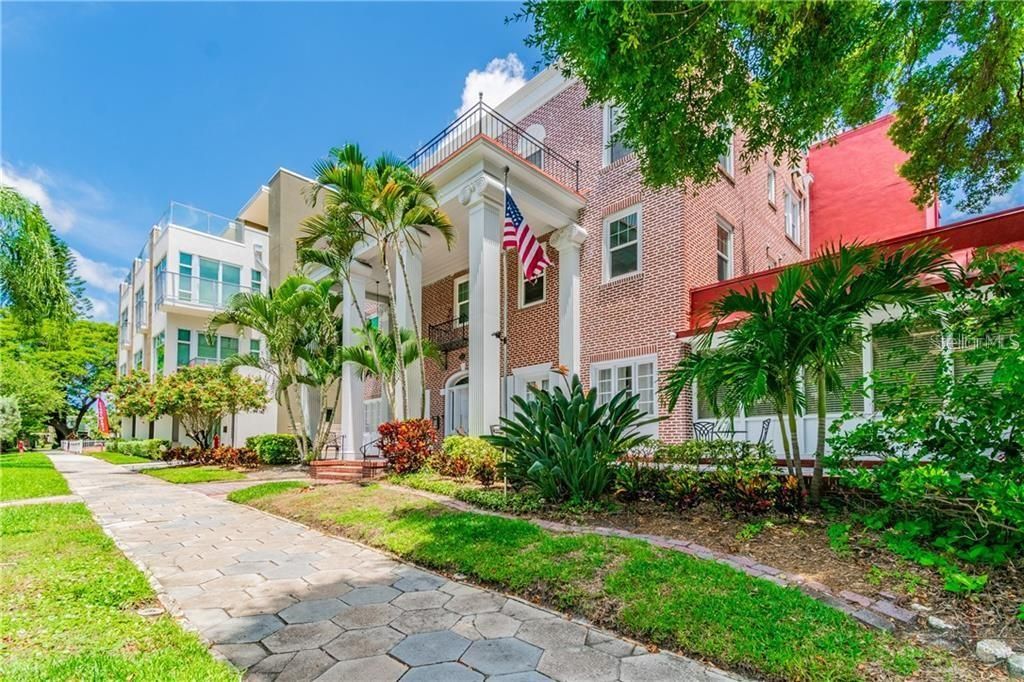 Recently Sold: $230,000 (2 beds, 2 baths, 824 Square Feet)