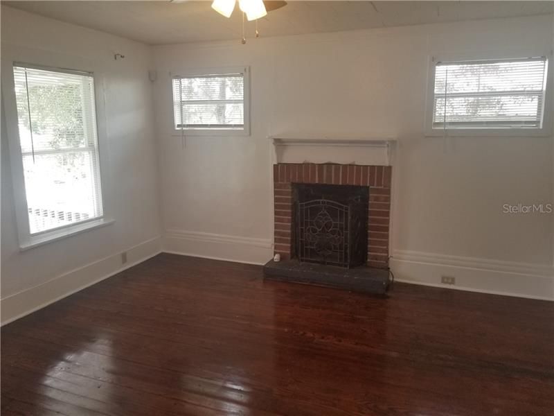 Recently Rented: $1,200 (3 beds, 1 baths, 952 Square Feet)