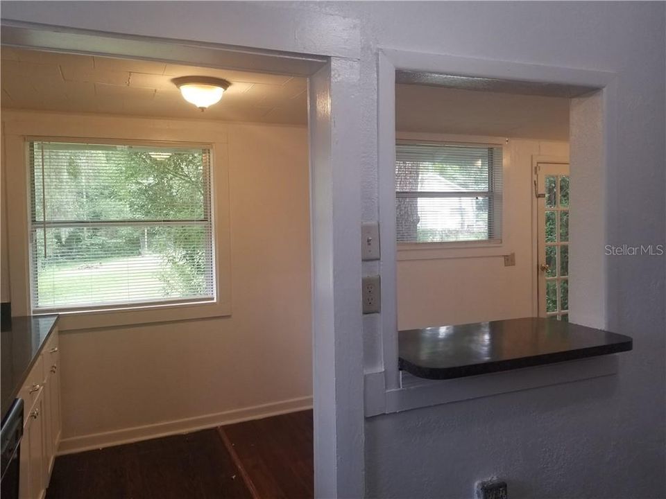 Recently Rented: $1,200 (3 beds, 1 baths, 952 Square Feet)