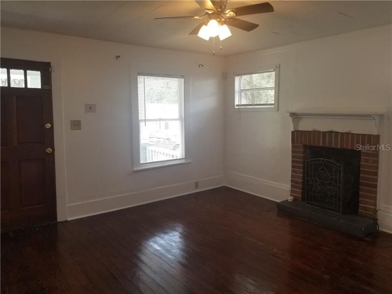 Recently Rented: $1,200 (3 beds, 1 baths, 952 Square Feet)