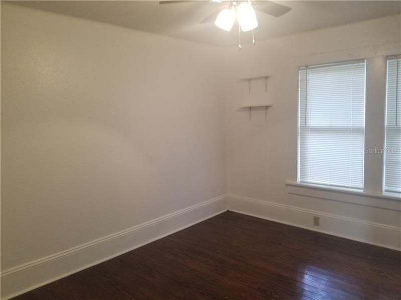 Recently Rented: $1,200 (3 beds, 1 baths, 952 Square Feet)