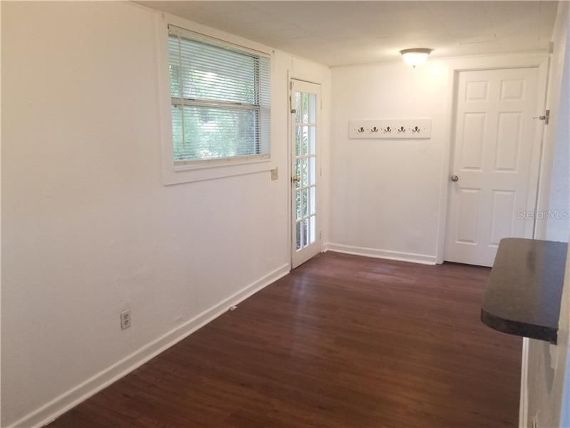 Recently Rented: $1,200 (3 beds, 1 baths, 952 Square Feet)