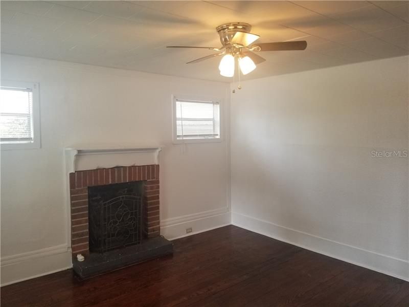 Recently Rented: $1,200 (3 beds, 1 baths, 952 Square Feet)