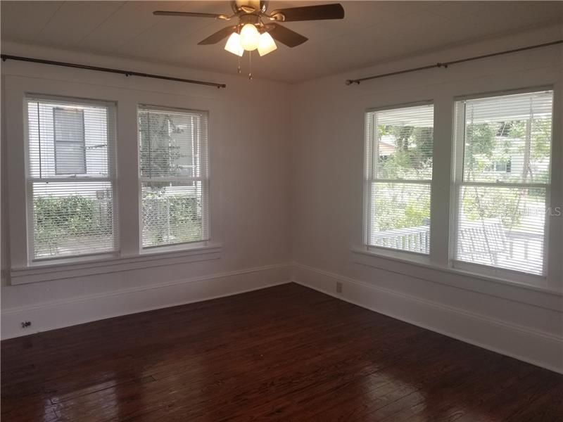 Recently Rented: $1,200 (3 beds, 1 baths, 952 Square Feet)