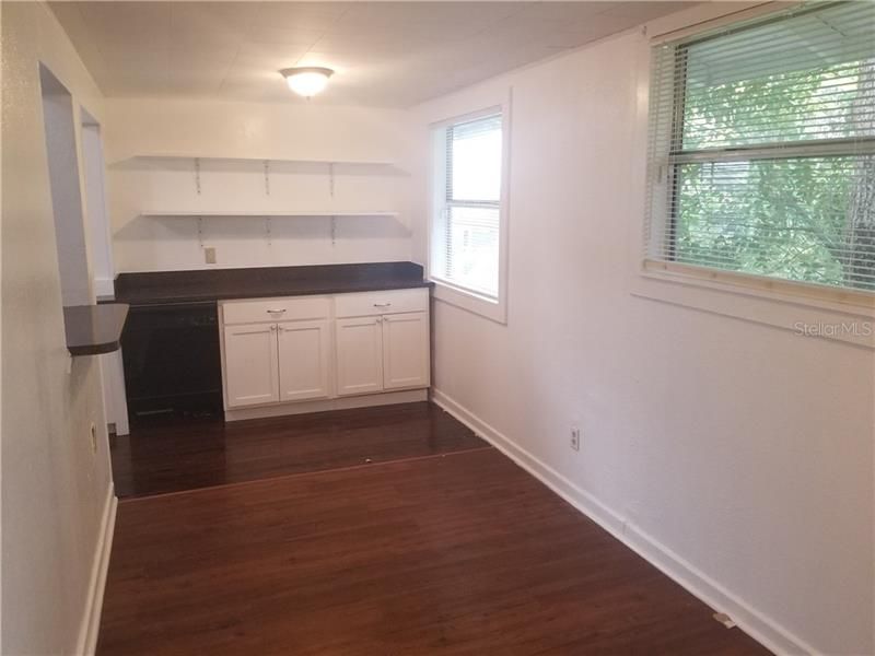 Recently Rented: $1,200 (3 beds, 1 baths, 952 Square Feet)