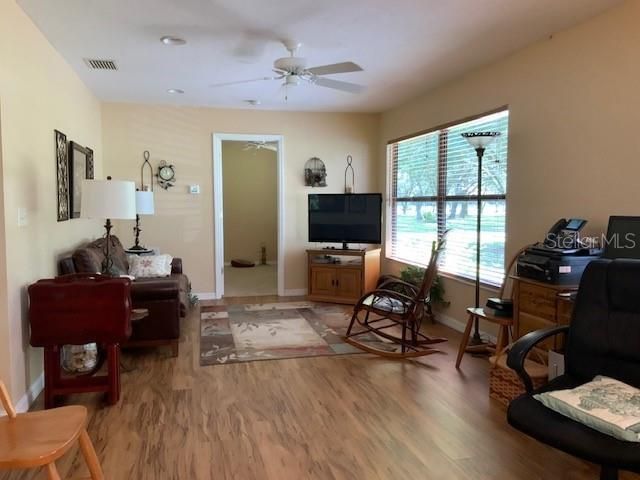 Recently Sold: $310,000 (2 beds, 1 baths, 984 Square Feet)