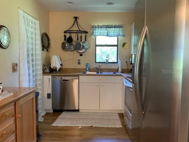 Recently Sold: $310,000 (2 beds, 1 baths, 984 Square Feet)