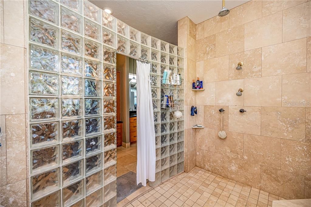 最近售出: $899,999 (4 贝兹, 3 浴室, 6699 平方英尺)