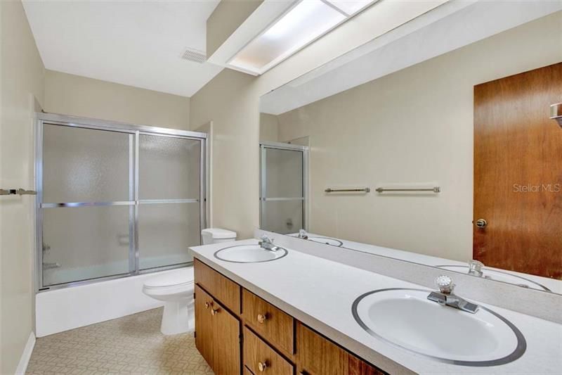 最近售出: $269,000 (4 贝兹, 2 浴室, 2409 平方英尺)