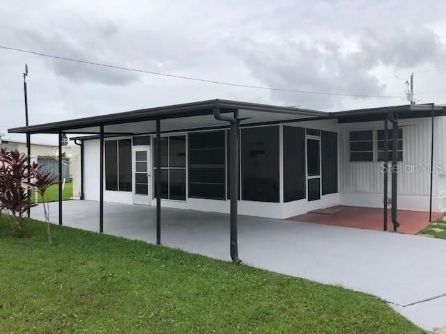 Spacious Carport & Enclosed Lanai