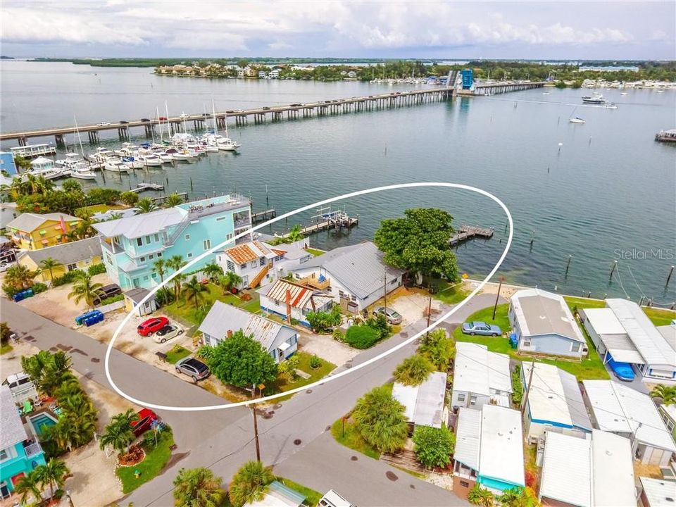 Vendido Recientemente: $1,995,000 (0.30 acres)