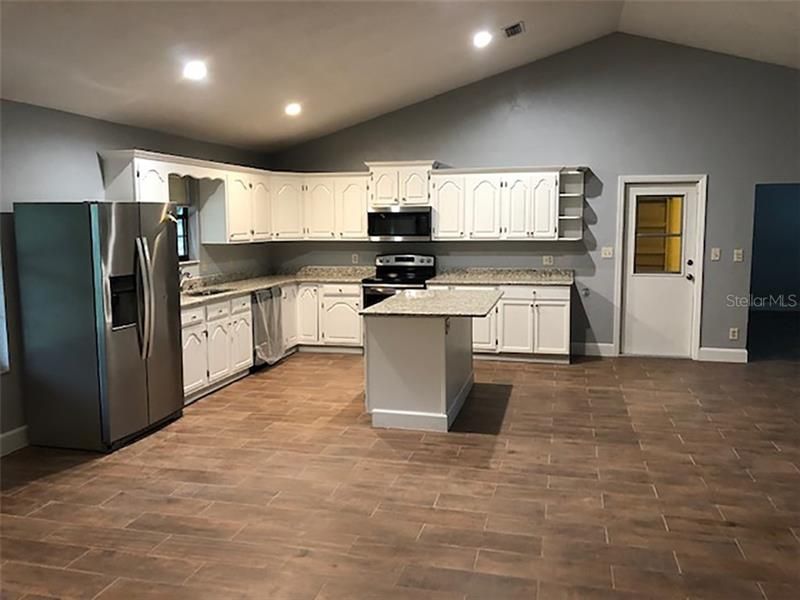 Recently Rented: $1,600 (3 beds, 2 baths, 1726 Square Feet)