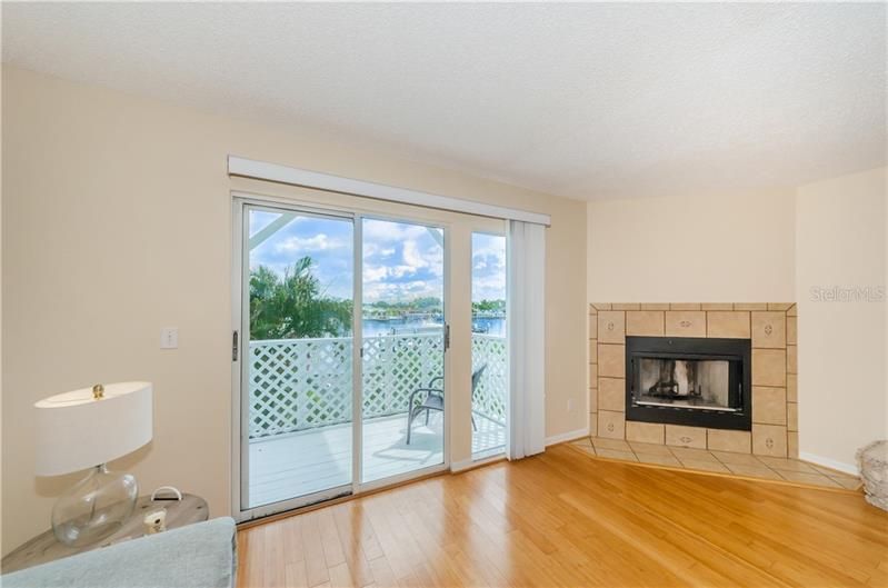 Recently Sold: $379,900 (2 beds, 2 baths, 1465 Square Feet)