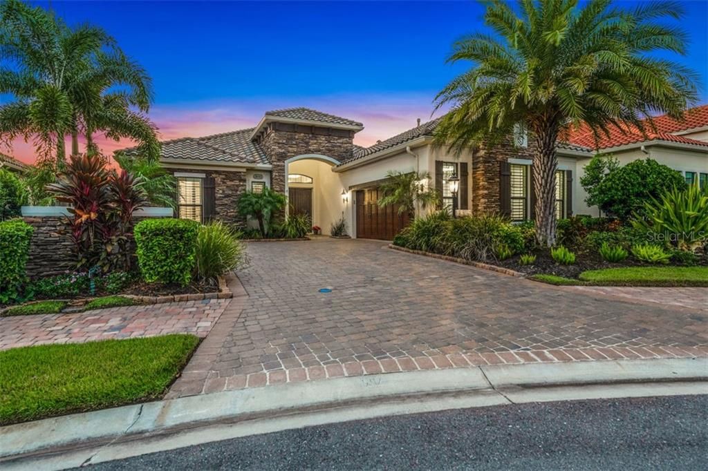 Recently Sold: $865,000 (3 beds, 2 baths, 2933 Square Feet)