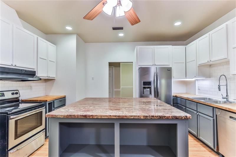 Kitchen Isle with Granite Counter