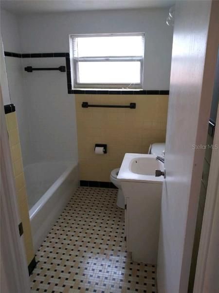 Recently Rented: $900 (2 beds, 1 baths, 975 Square Feet)