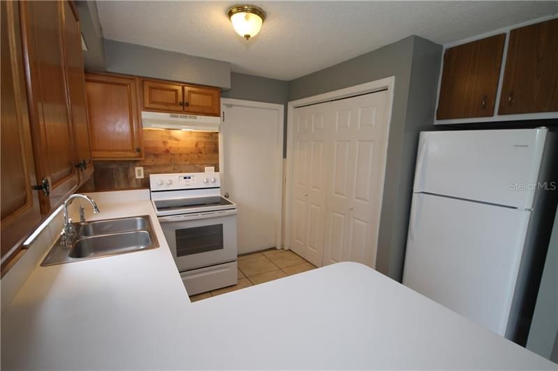 Recently Rented: $1,050 (2 beds, 1 baths, 864 Square Feet)