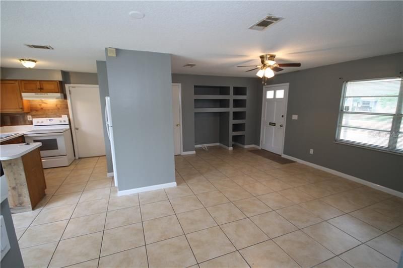 Recently Rented: $1,050 (2 beds, 1 baths, 864 Square Feet)