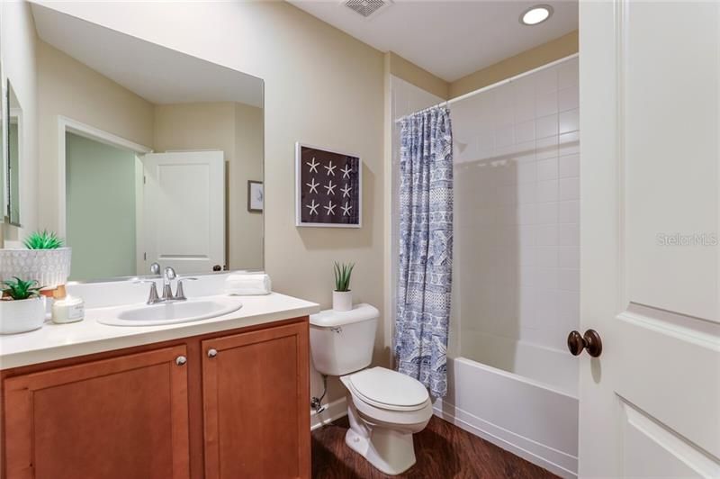 最近售出: $335,000 (3 贝兹, 2 浴室, 1937 平方英尺)