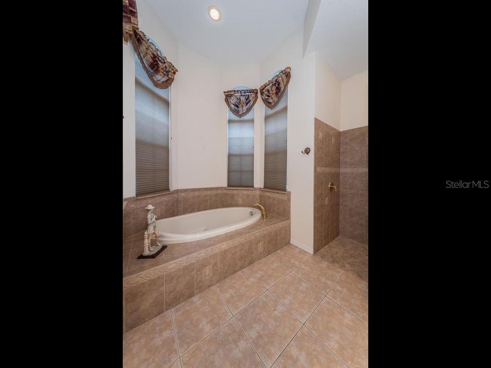 Недавно продано: $1,100,000 (6 спален, 5 ванн, 6157 Квадратных фут)