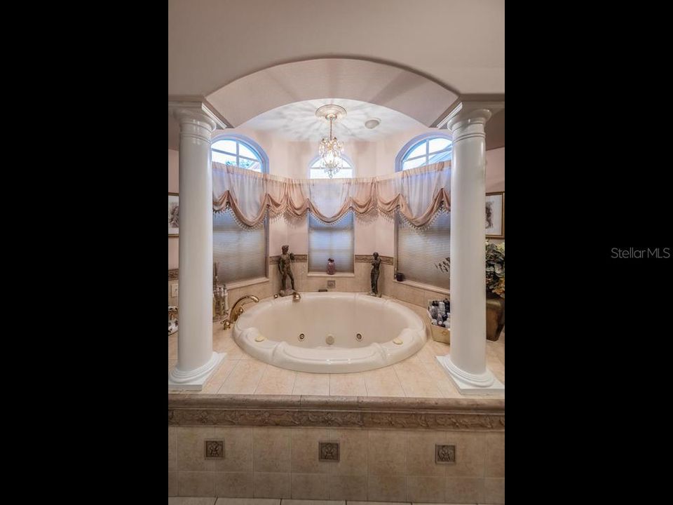 Недавно продано: $1,100,000 (6 спален, 5 ванн, 6157 Квадратных фут)