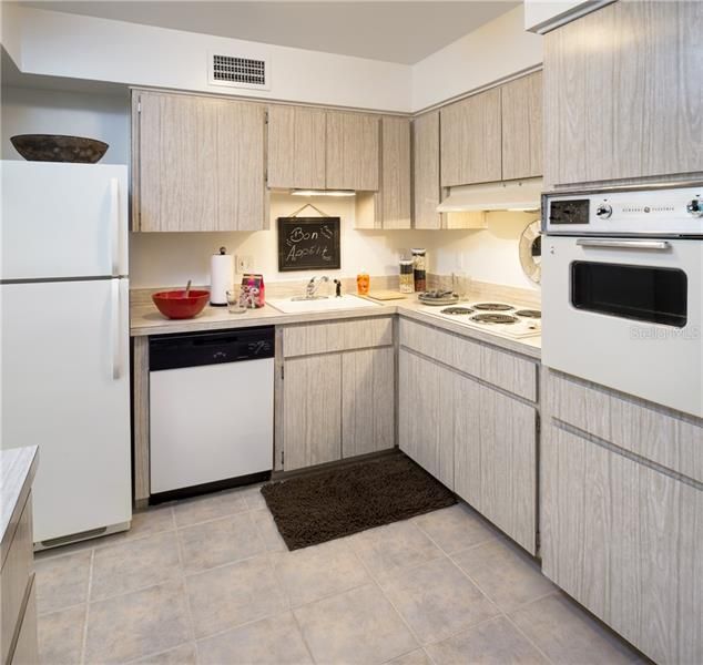 Recently Rented: $1,295 (2 beds, 2 baths, 1032 Square Feet)