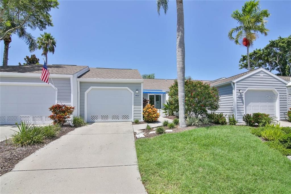 Recently Sold: $300,000 (2 beds, 2 baths, 1272 Square Feet)