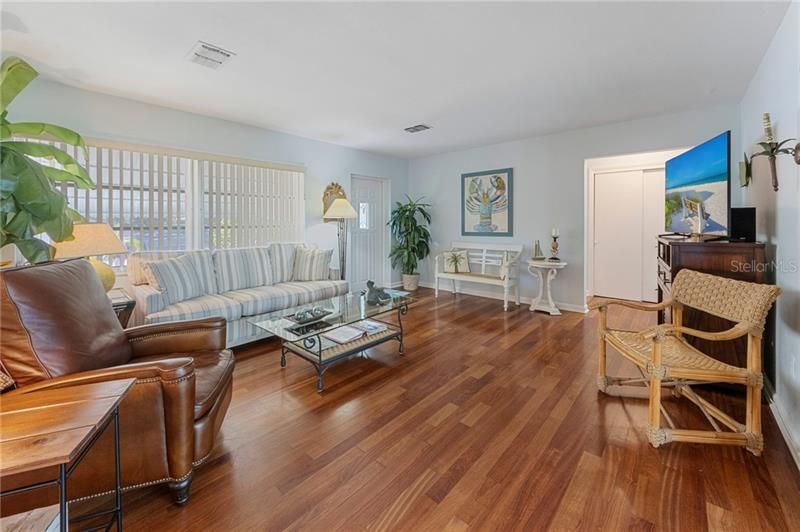 Recently Sold: $899,000 (2 beds, 2 baths, 1060 Square Feet)