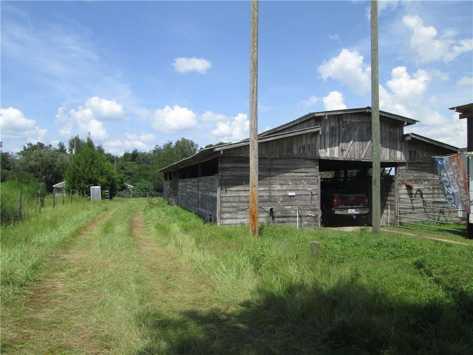 12 Stall Barn w/14x14 stalls (Hasn't been used in a while, needs some TLC)