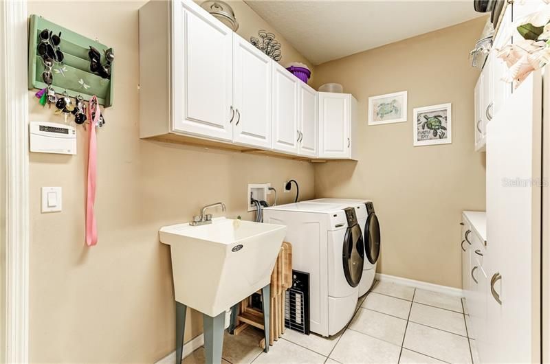 laundry room off the garage and kitchen 12.9'x6.9'