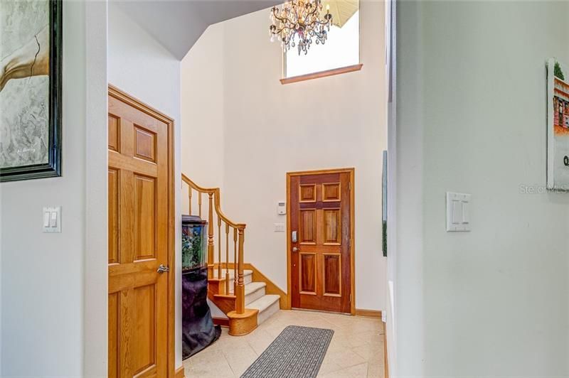 Majestic front entry Foyer flooded in light