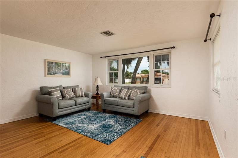 Recently Sold: $450,000 (2 beds, 1 baths, 1235 Square Feet)
