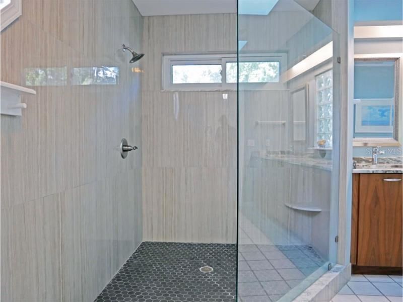 最近售出: $449,000 (3 贝兹, 3 浴室, 2440 平方英尺)