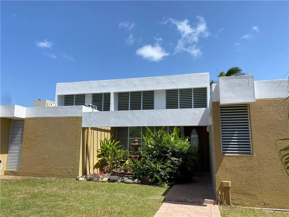 Vendido Recientemente: $915,000 (4 camas, 4 baños, 2500 Pies cuadrados)