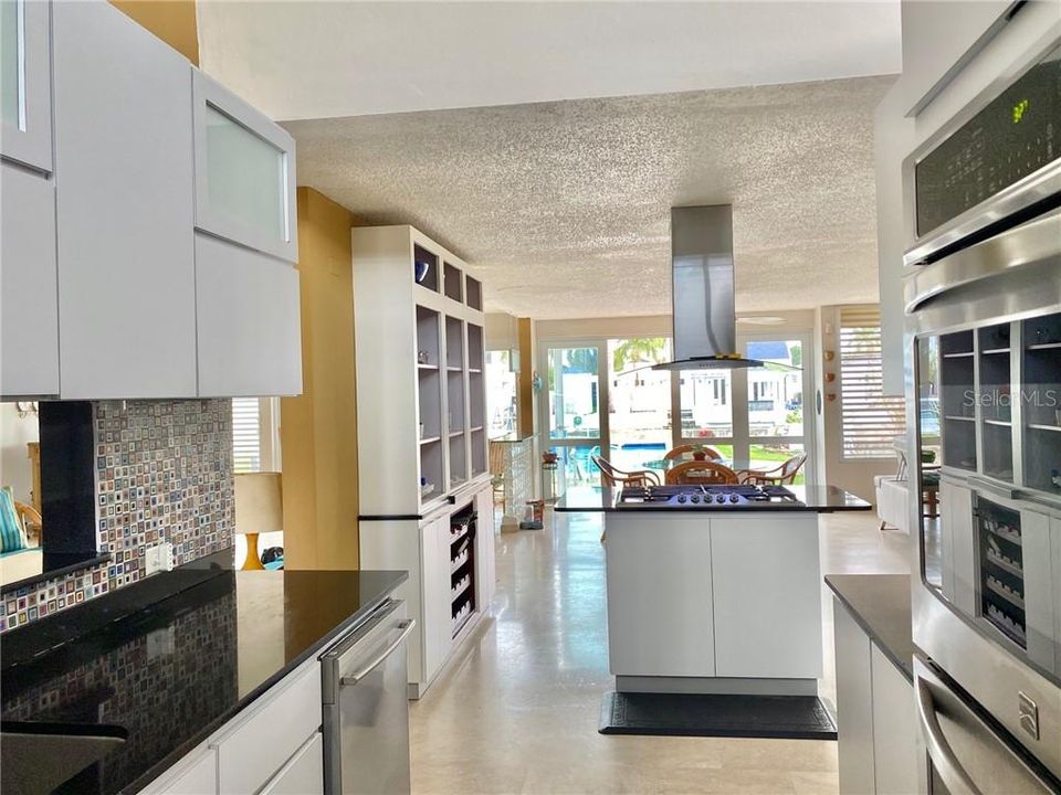 Vendido Recientemente: $915,000 (4 camas, 4 baños, 2500 Pies cuadrados)