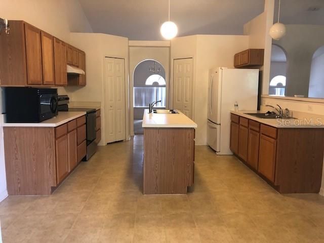 Recently Rented: $1,600 (3 beds, 2 baths, 2029 Square Feet)