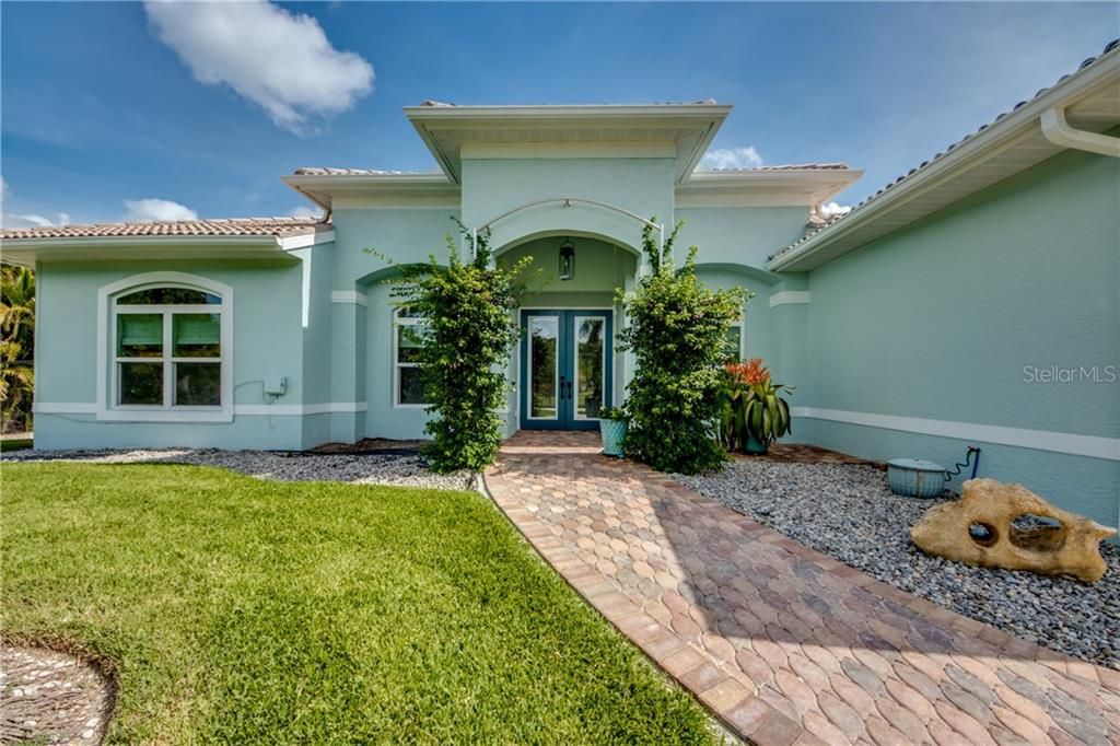 Recently Sold: $650,000 (3 beds, 3 baths, 2386 Square Feet)