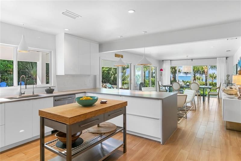 Recently Sold: $3,890,000 (3 beds, 4 baths, 3378 Square Feet)