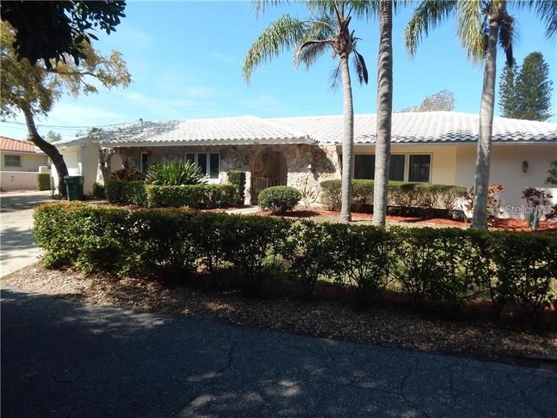 Recently Sold: $900,000 (3 beds, 2 baths, 2593 Square Feet)