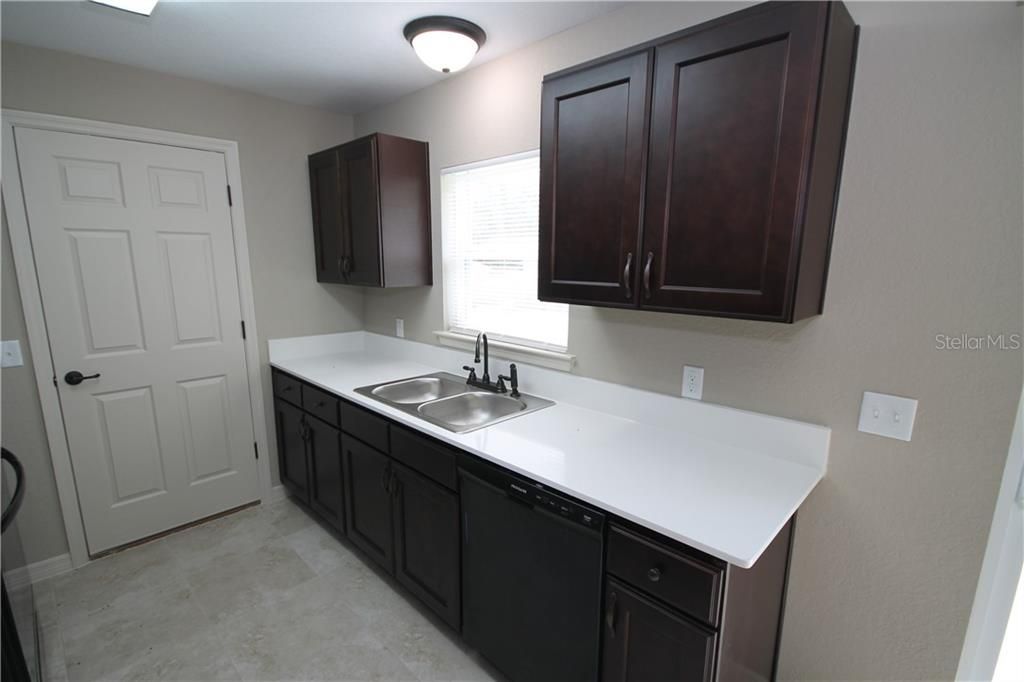 Recently Rented: $1,299 (3 beds, 2 baths, 1077 Square Feet)