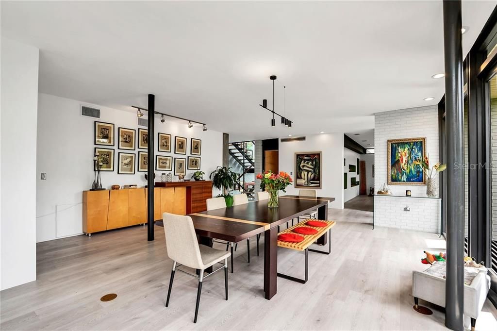 Recently Sold: $2,500,000 (5 beds, 4 baths, 5878 Square Feet)