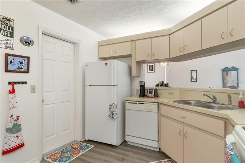 Recently Sold: $185,000 (2 beds, 2 baths, 999 Square Feet)