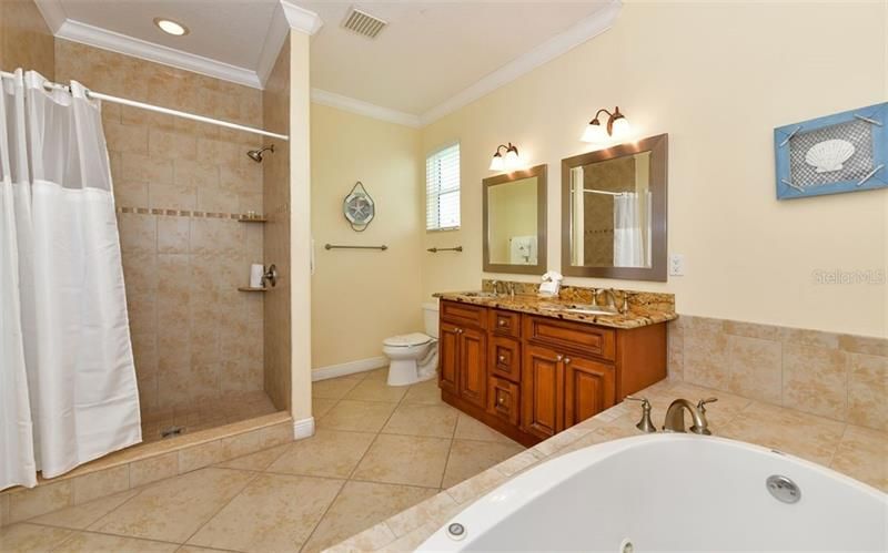 最近售出: $995,000 (4 贝兹, 3 浴室, 2326 平方英尺)